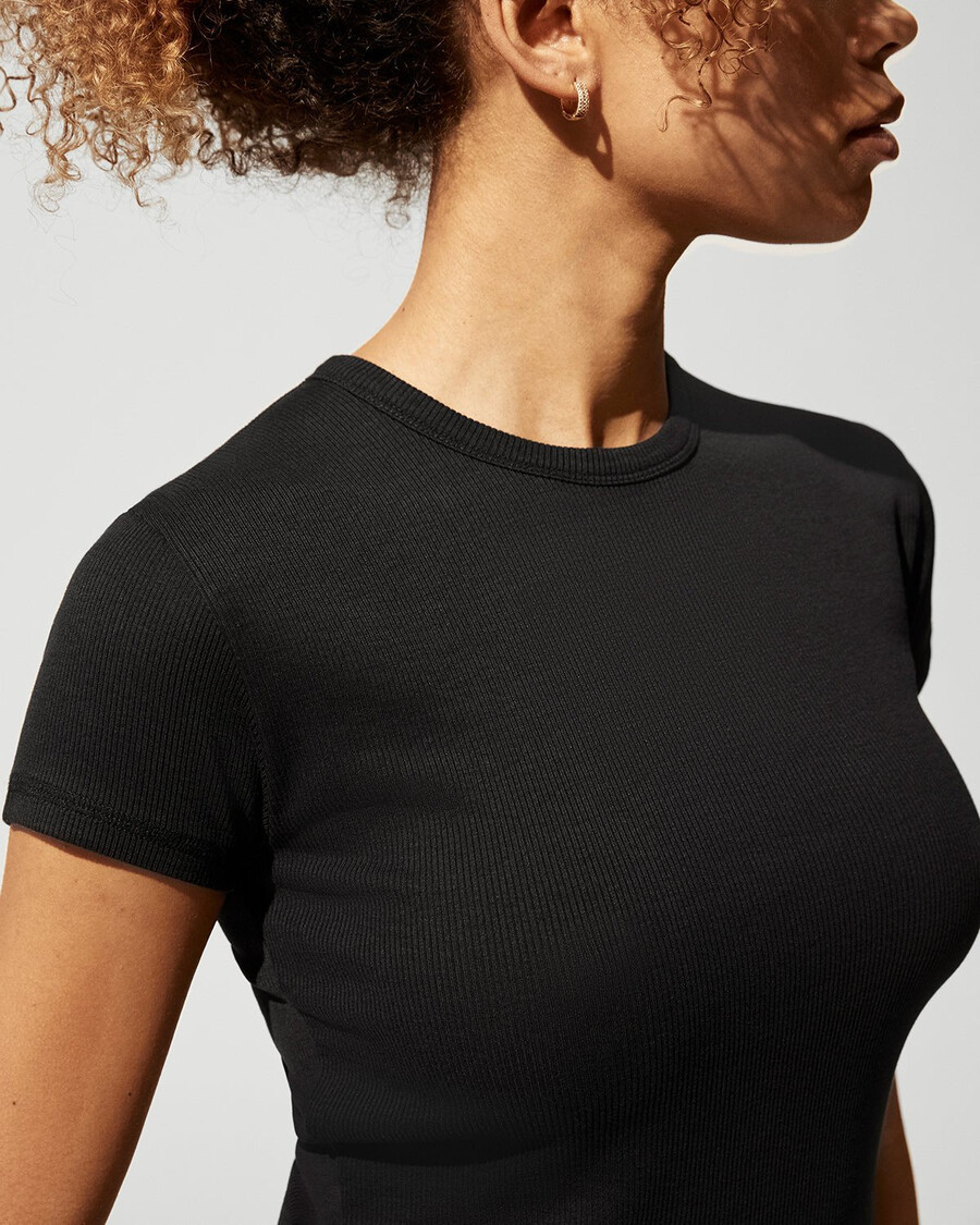 damen-rippstrick-t-shirt in off-black jetzt shoppen — cdlp